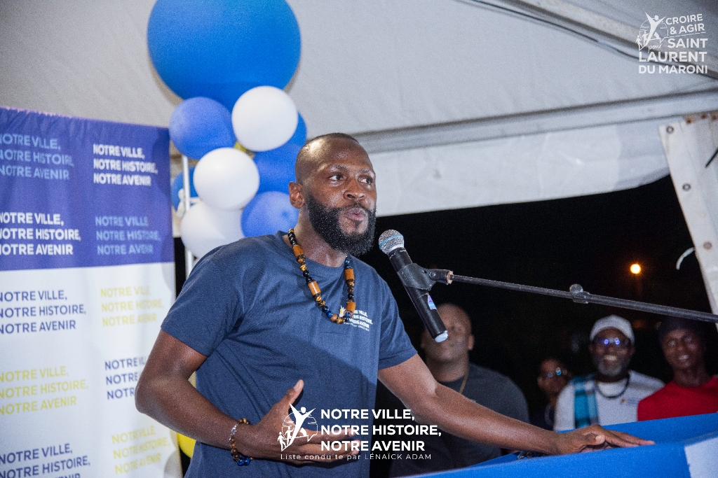 Lénaïck Adam au pupitre lors d'un événement de campagne