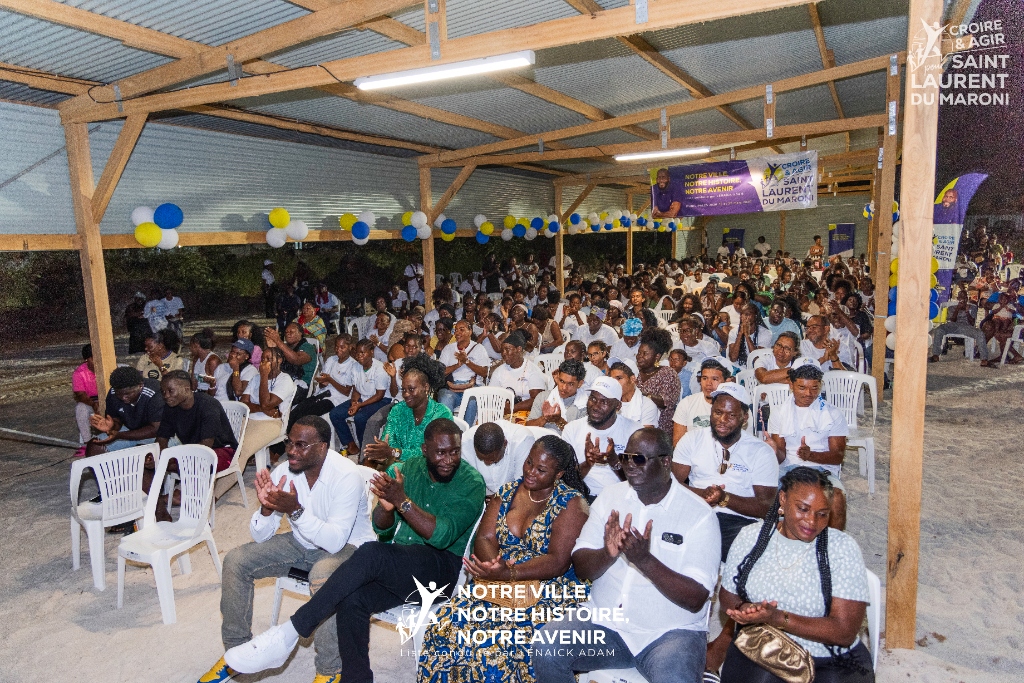Foule attentive sous le chapiteau