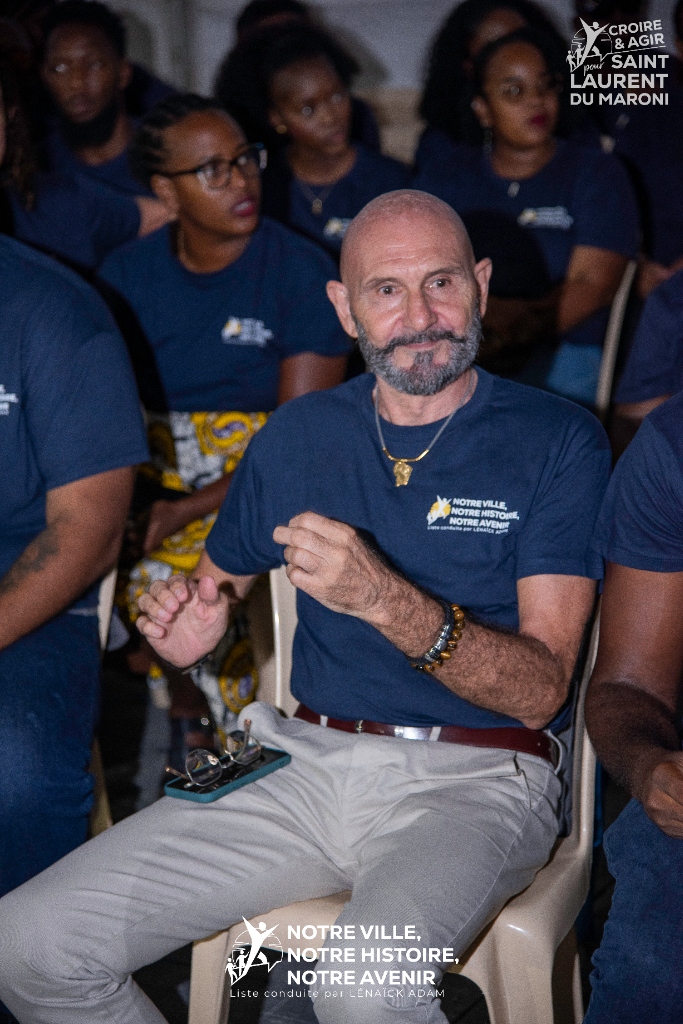Participant souriant lors de la réunion